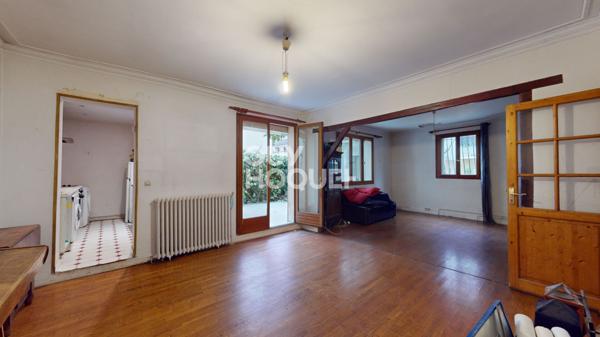 Rare aux Lilas : charme de l' ancien avec cheminée, terrasse et fort potentiel créatif.