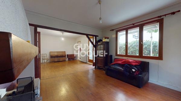 Rare aux Lilas : charme de l' ancien avec cheminée, terrasse et fort potentiel créatif.