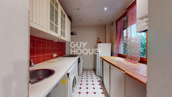 Rare aux Lilas : charme de l' ancien avec cheminée, terrasse et fort potentiel créatif.