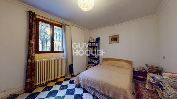 Rare aux Lilas : charme de l' ancien avec cheminée, terrasse et fort potentiel créatif.