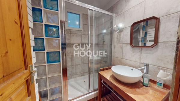 Rare aux Lilas : charme de l' ancien avec cheminée, terrasse et fort potentiel créatif.