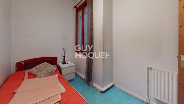 Rare aux Lilas : charme de l' ancien avec cheminée, terrasse et fort potentiel créatif.