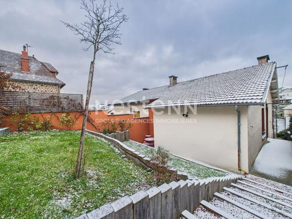 À vendre à Aurillac, à deux pas du centre ville, maison 5 pièces de 131 m² avec jardin.
