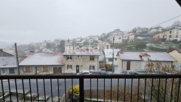 À vendre à Aurillac, à deux pas du centre ville, maison 5 pièces de 131 m² avec jardin.