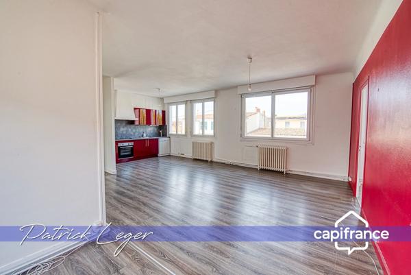 Immeuble de rapport de 160 m², avec local commercial au rez-de-chaussée, appartement T4 à l’étage, à 20 minutes à pied de la gare de La Rochelle.