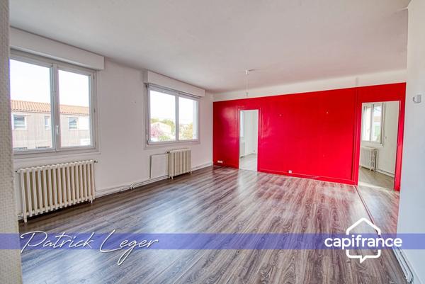 Immeuble de rapport de 160 m², avec local commercial au rez-de-chaussée, appartement T4 à l’étage, à 20 minutes à pied de la gare de La Rochelle.