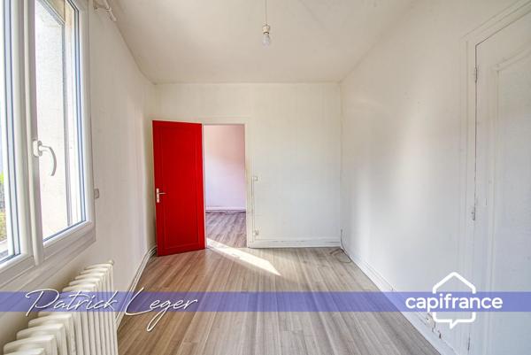 Immeuble de rapport de 160 m², avec local commercial au rez-de-chaussée, appartement T4 à l’étage, à 20 minutes à pied de la gare de La Rochelle.