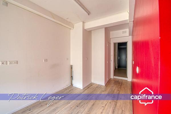 Immeuble de rapport de 160 m², avec local commercial au rez-de-chaussée, appartement T4 à l’étage, à 20 minutes à pied de la gare de La Rochelle.