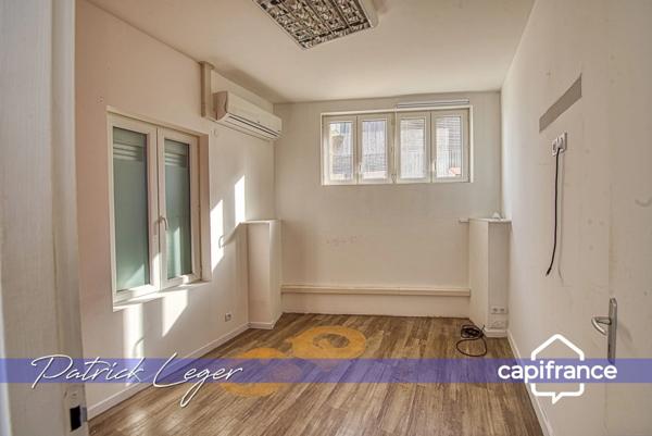 Immeuble de rapport de 160 m², avec local commercial au rez-de-chaussée, appartement T4 à l’étage, à 20 minutes à pied de la gare de La Rochelle.