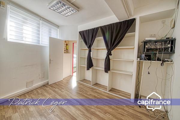 Immeuble de rapport de 160 m², avec local commercial au rez-de-chaussée, appartement T4 à l’étage, à 20 minutes à pied de la gare de La Rochelle.