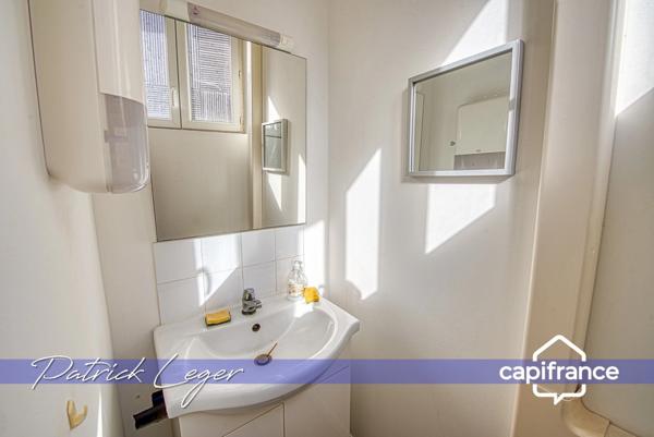 Immeuble de rapport de 160 m², avec local commercial au rez-de-chaussée, appartement T4 à l’étage, à 20 minutes à pied de la gare de La Rochelle.