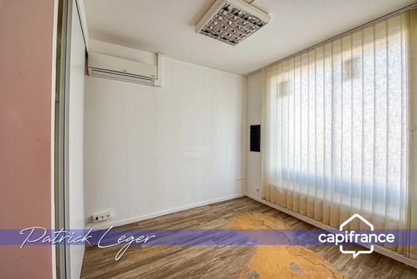 Immeuble de rapport de 160 m², avec local commercial au rez-de-chaussée, appartement T4 à l’étage, à 20 minutes à pied de la gare de La Rochelle.