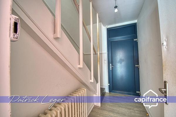 Immeuble de rapport de 160 m², avec local commercial au rez-de-chaussée, appartement T4 à l’étage, à 20 minutes à pied de la gare de La Rochelle.