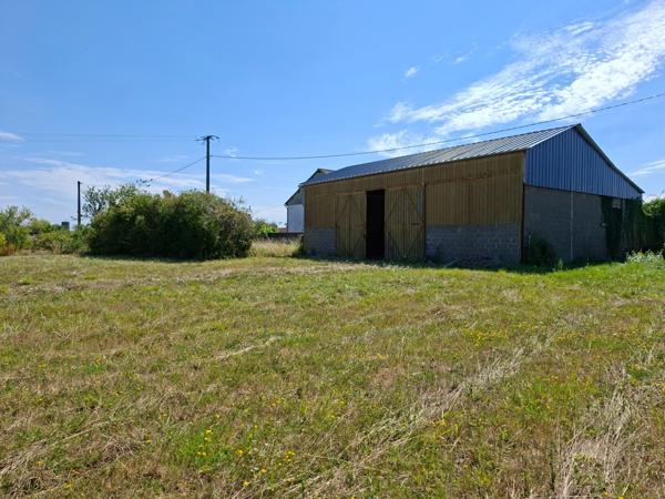 Hangar 175 m2 & ses annexes sur TERRAIN CONSTRUCTIBLE, proche Fresnay sur Sarthe, 35min le MANS, 15 min ALENCON