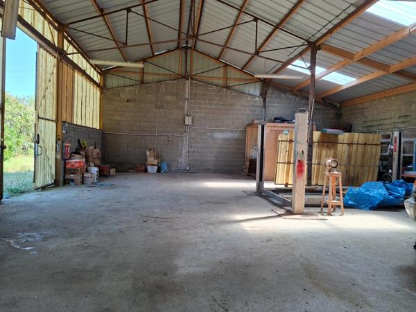 Hangar 175 m2 & ses annexes sur TERRAIN CONSTRUCTIBLE, proche Fresnay sur Sarthe, 35min le MANS, 15 min ALENCON