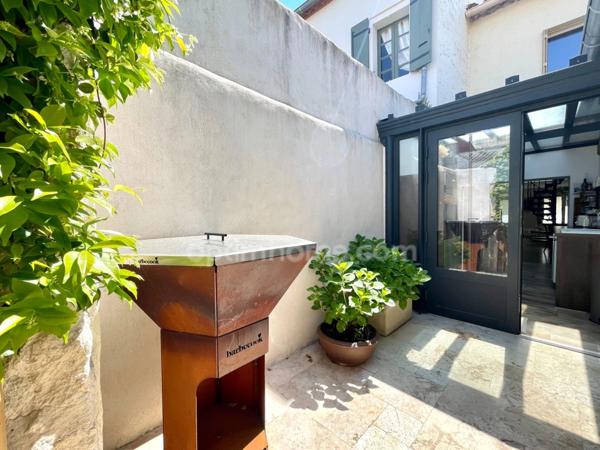 MAISON INTRA-MUROS AVEC PATIO ET PISCINE