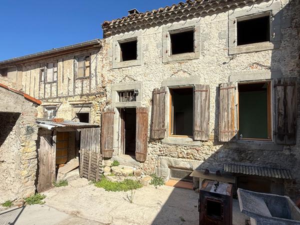 Belle maison de village avec petit extérieur et fort potentiel ! Fanjeaux