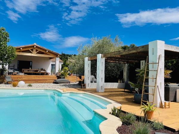 Propriété de caractère plain-pied avec piscine