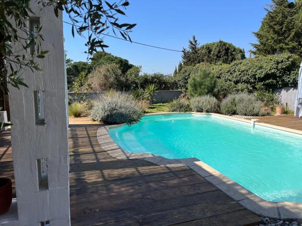Propriété de caractère plain-pied avec piscine
