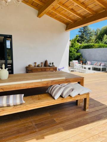 Propriété de caractère plain-pied avec piscine