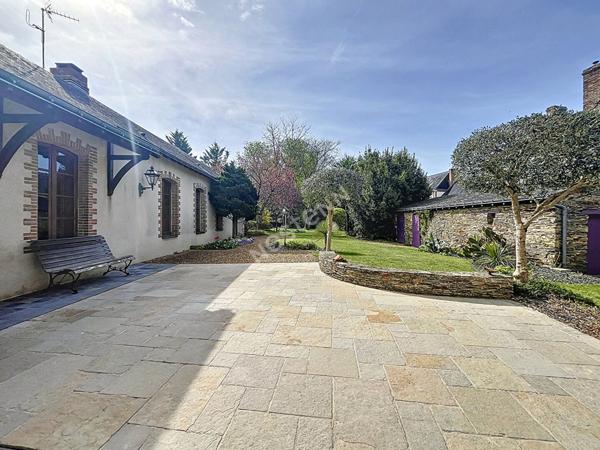 Vente grande maison de plus de 210m2, sur un terrain de plus de 1000m2 au coeur de Loiré