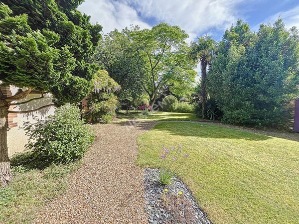 Vente grande maison de plus de 210m2, sur un terrain de plus de 1000m2 au coeur de Loiré