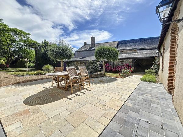 Vente grande maison de plus de 210m2, sur un terrain de plus de 1000m2 au coeur de Loiré