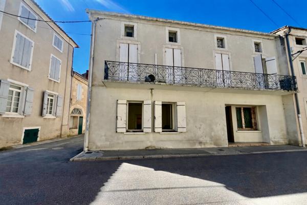 Secteur Sainte-Livrade-sur-Lot (47110), venez découvrir cet immeuble à fort potentiel (ancien cabinet dentaire), situé en plein coeur du centre-ville et proche de toutes les commodités. D'une surface habitable de 285,76 m² répartie sur 12 pièces : Au rez- , Sainte livrade sur lot