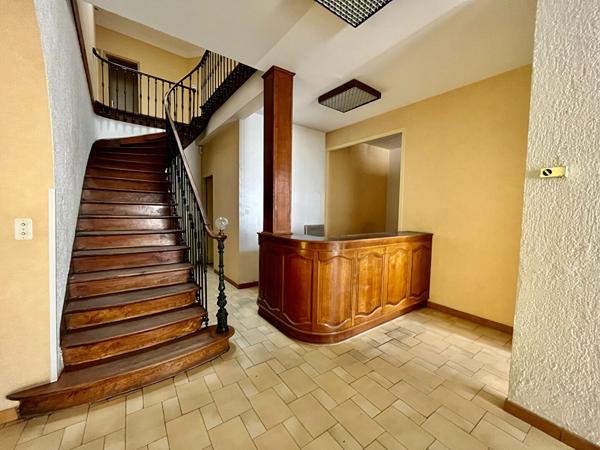 Secteur Sainte-Livrade-sur-Lot (47110), venez découvrir cet immeuble à fort potentiel (ancien cabinet dentaire), situé en plein coeur du centre-ville et proche de toutes les commodités. D'une surface habitable de 285,76 m² répartie sur 12 pièces : Au rez- , Sainte livrade sur lot