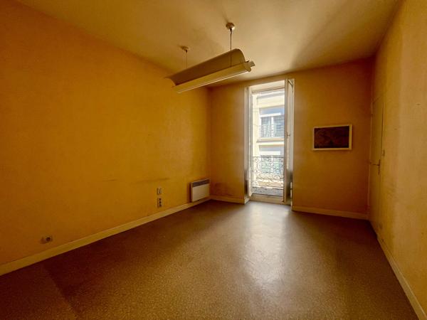 Secteur Sainte-Livrade-sur-Lot (47110), venez découvrir cet immeuble à fort potentiel (ancien cabinet dentaire), situé en plein coeur du centre-ville et proche de toutes les commodités. D'une surface habitable de 285,76 m² répartie sur 12 pièces : Au rez- , Sainte livrade sur lot
