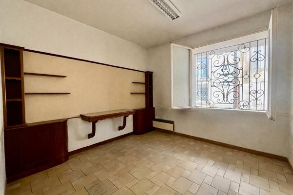 Secteur Sainte-Livrade-sur-Lot (47110), venez découvrir cet immeuble à fort potentiel (ancien cabinet dentaire), situé en plein coeur du centre-ville et proche de toutes les commodités. D'une surface habitable de 285,76 m² répartie sur 12 pièces : Au rez- , Sainte livrade sur lot