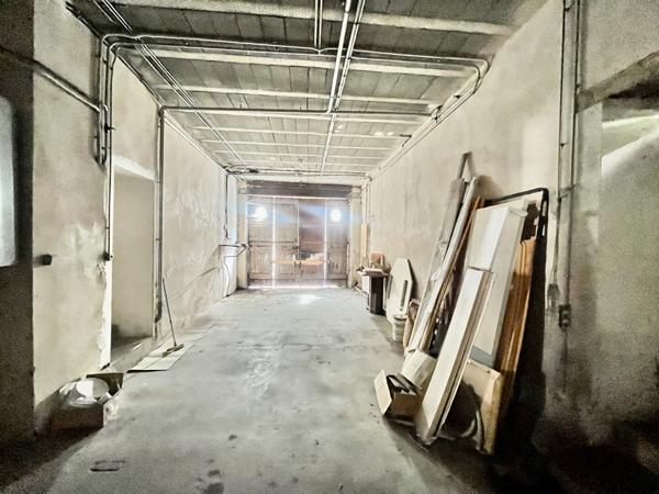 Secteur Sainte-Livrade-sur-Lot (47110), venez découvrir cet immeuble à fort potentiel (ancien cabinet dentaire), situé en plein coeur du centre-ville et proche de toutes les commodités. D'une surface habitable de 285,76 m² répartie sur 12 pièces : Au rez- , Sainte livrade sur lot