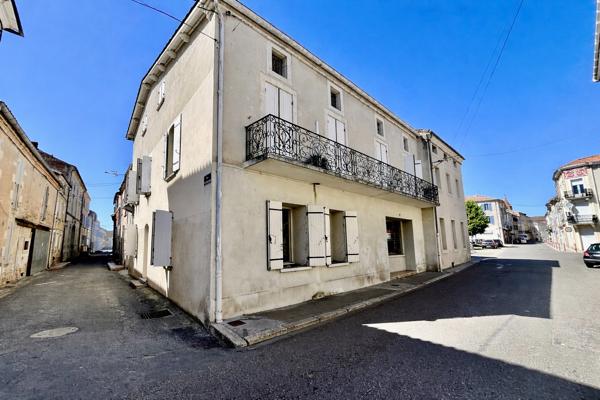 Secteur Sainte-Livrade-sur-Lot (47110), venez découvrir cet immeuble à fort potentiel (ancien cabinet dentaire), situé en plein coeur du centre-ville et proche de toutes les commodités. D'une surface habitable de 285,76 m² répartie sur 12 pièces : Au rez- , Sainte livrade sur lot