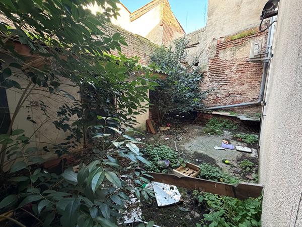 Secteur Sainte-Livrade-sur-Lot (47110), venez découvrir cet immeuble à fort potentiel (ancien cabinet dentaire), situé en plein coeur du centre-ville et proche de toutes les commodités. D'une surface habitable de 285,76 m² répartie sur 12 pièces : Au rez- , Sainte livrade sur lot