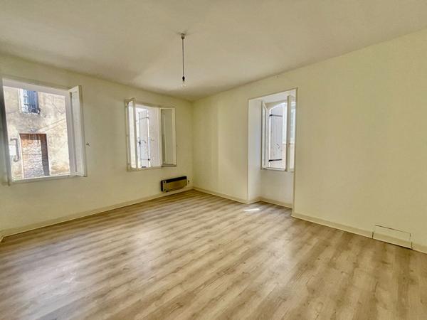 Secteur Sainte-Livrade-sur-Lot (47110), venez découvrir cet immeuble à fort potentiel (ancien cabinet dentaire), situé en plein coeur du centre-ville et proche de toutes les commodités. D'une surface habitable de 285,76 m² répartie sur 12 pièces : Au rez- , Sainte livrade sur lot