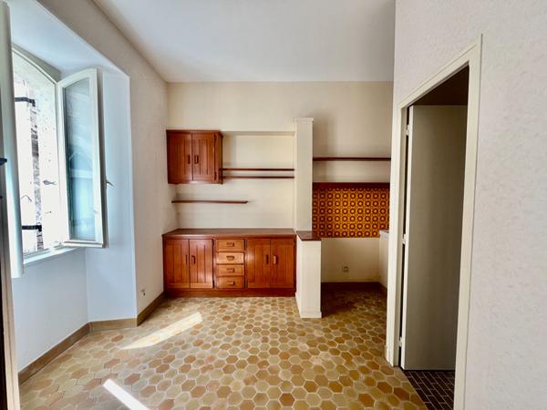 Secteur Sainte-Livrade-sur-Lot (47110), venez découvrir cet immeuble à fort potentiel (ancien cabinet dentaire), situé en plein coeur du centre-ville et proche de toutes les commodités. D'une surface habitable de 285,76 m² répartie sur 12 pièces : Au rez- , Sainte livrade sur lot