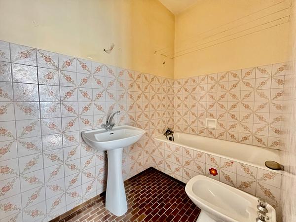 Secteur Sainte-Livrade-sur-Lot (47110), venez découvrir cet immeuble à fort potentiel (ancien cabinet dentaire), situé en plein coeur du centre-ville et proche de toutes les commodités. D'une surface habitable de 285,76 m² répartie sur 12 pièces : Au rez- , Sainte livrade sur lot