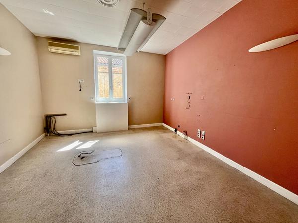 Secteur Sainte-Livrade-sur-Lot (47110), venez découvrir cet immeuble à fort potentiel (ancien cabinet dentaire), situé en plein coeur du centre-ville et proche de toutes les commodités. D'une surface habitable de 285,76 m² répartie sur 12 pièces : Au rez- , Sainte livrade sur lot