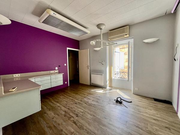Secteur Sainte-Livrade-sur-Lot (47110), venez découvrir cet immeuble à fort potentiel (ancien cabinet dentaire), situé en plein coeur du centre-ville et proche de toutes les commodités. D'une surface habitable de 285,76 m² répartie sur 12 pièces : Au rez- , Sainte livrade sur lot