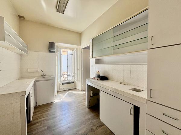 Secteur Sainte-Livrade-sur-Lot (47110), venez découvrir cet immeuble à fort potentiel (ancien cabinet dentaire), situé en plein coeur du centre-ville et proche de toutes les commodités. D'une surface habitable de 285,76 m² répartie sur 12 pièces : Au rez- , Sainte livrade sur lot