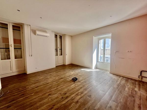 Secteur Sainte-Livrade-sur-Lot (47110), venez découvrir cet immeuble à fort potentiel (ancien cabinet dentaire), situé en plein coeur du centre-ville et proche de toutes les commodités. D'une surface habitable de 285,76 m² répartie sur 12 pièces : Au rez- , Sainte livrade sur lot