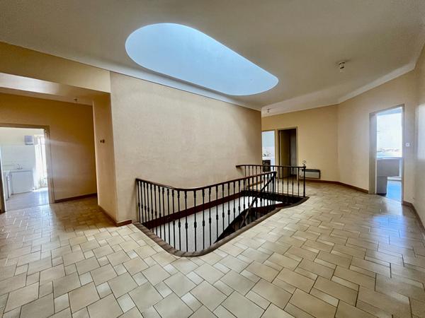 Secteur Sainte-Livrade-sur-Lot (47110), venez découvrir cet immeuble à fort potentiel (ancien cabinet dentaire), situé en plein coeur du centre-ville et proche de toutes les commodités. D'une surface habitable de 285,76 m² répartie sur 12 pièces : Au rez- , Sainte livrade sur lot