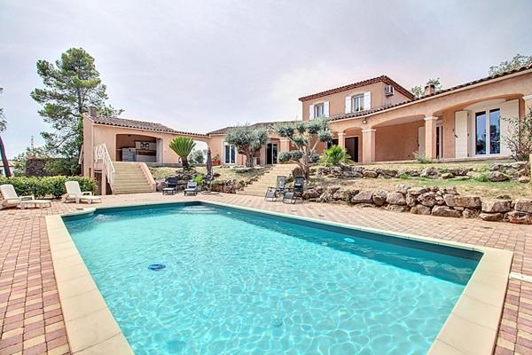 A VENDRE Maison spacieuse avec PISCINE et terrain clos et arboré de 4000m² - Un véritable coup de coeur !