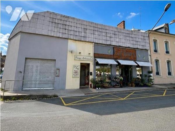 Locaux commerciaux et maison à usage mixte d'environs 570m²