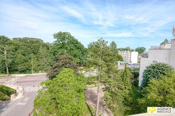 Versailles Clagny Appartement 2 pièces de 46,08 m² Carrez situé au 4ème et dernier étage d'une résidence bien entretenue avec ascenseur, gardien €355 000 ** - Référence 27690
