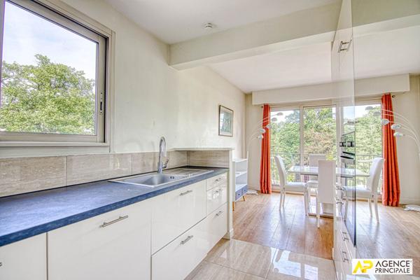 Versailles Clagny Appartement 2 pièces de 46,08 m² Carrez situé au 4ème et dernier étage d'une résidence bien entretenue avec ascenseur, gardien €355 000 ** - Référence 27690