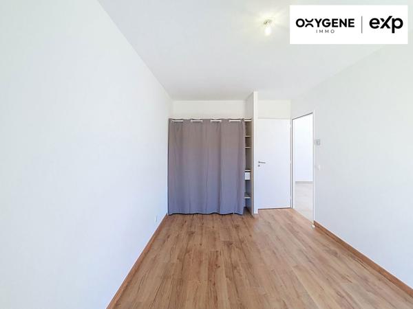maison moderne de plain pied, 3 chambres, garage et jardin