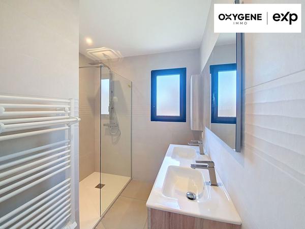 maison moderne de plain pied, 3 chambres, garage et jardin