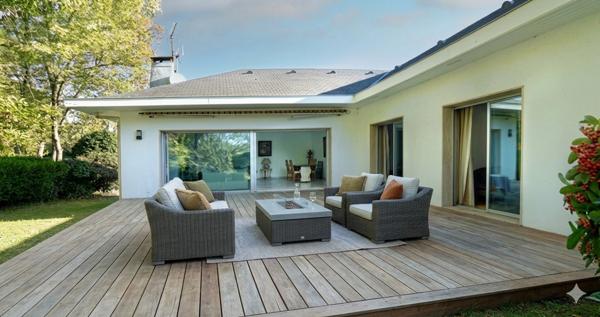 69260 CHARBONNIÈRES-LES-BAINS – Maison 7 pièces – Garage – Piscine – Terrain à bâtir – Calme – Sans vis-à-vis – Proche commodités