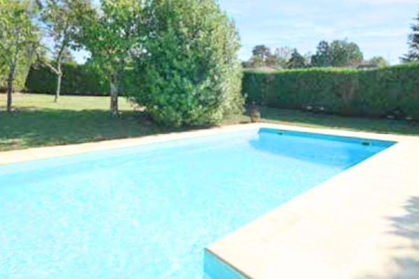 69260 CHARBONNIÈRES-LES-BAINS – Maison 7 pièces – Garage – Piscine – Terrain à bâtir – Calme – Sans vis-à-vis – Proche commodités